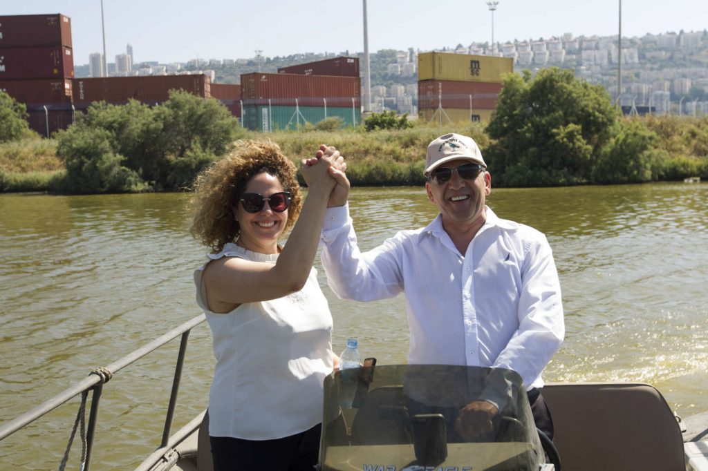 סגן השר להגנת הסביבה, חכ ירון מזוז, עם מנכלית רשות נחל הקישון, שרון נסים, בשייט בנחל קישון